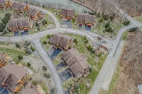 Cozy Luxury Almost Ski-in Ski-out with Hot Tub in Southwind!