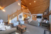 Upscale Mountain Chalet in Blue Lake Springs, Free Wifi/Cable, Gas Fireplace