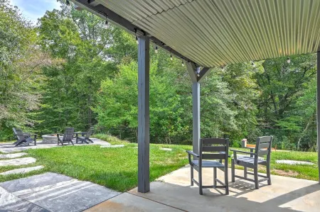 Bear Creek Cabin- 8 mi to Tiec, Hot Tub, Sleeps 7 - Pet Friendly