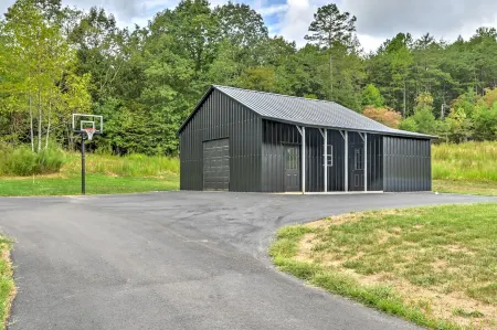 Bear Creek Cabin- 8 mi to Tiec, Hot Tub, Sleeps 7 - Pet Friendly