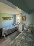 Cozy Ocean Side Cottage with screened in Sun room! 5 minutes from Private beach - 3-Star