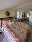 Cozy Ocean Side Cottage with screened in Sun room! 5 minutes from Private beach - 3-Star