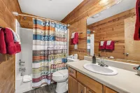 1 bedroom cozy cabin 5 miles to Helen!   Fireplace, Hot tub, kitchen, Fire Pit!