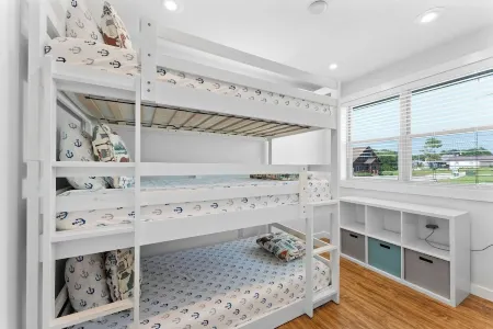 Cozy Zero Step Cabin by Lake. Pvt. Hot Tub. Pool. Fire Pit. Pickleball. Kayaks