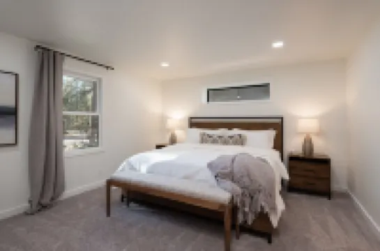 Newly Renovated Sunriver Gem! 12 SHARC passes, Bikes, Ping Pong Table, Hot Tub!