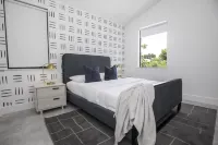 THE OASIS, Brand New Home, Screened in Heated Pool, Close to 5th Ave and Beach