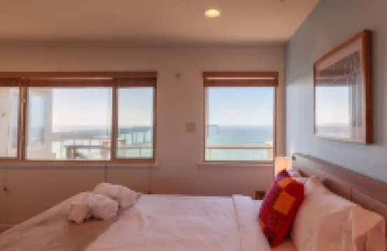 Beachfront Ocean Views 20 mins to San FranciscoNeptune 3)
