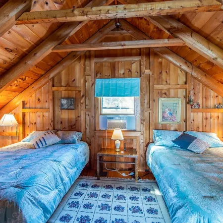 Bay-View. Waterfront Log cabin on the bay. Pet Friendly.