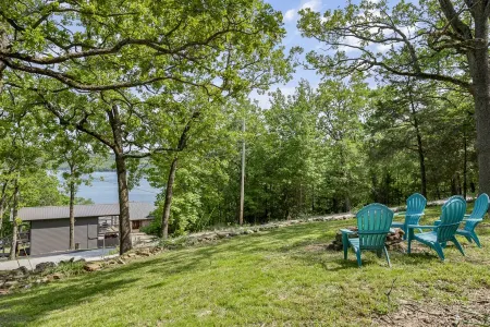 LAKEVIEW- Newly updated, minutes to marina