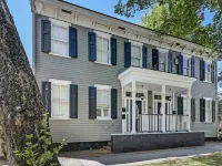 Historic Savannah Condo w/Outdoor Pool - 2Bd+Bonus, Sleep 8. Walk to Everything!