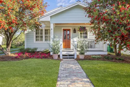 Bottlebrush on Bowen - the perfect location in Ocean Springs. Walk to downtown!