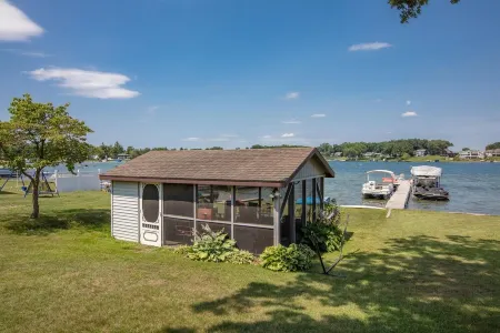 Beautiful 6 bedroom lake house with pontoon available for rent