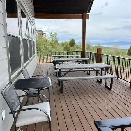 Kozy Retreat @ Bear Lake - 6 KING Beds, Bunk Room, Lake View, Deck w/ Grill