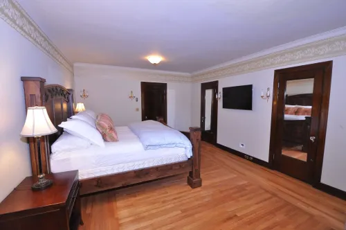 Large & Private House with Hot Tub, Pool Table, WiFi near downtown Ogden