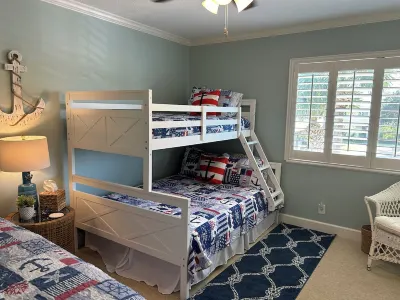 Cozy condo sleeps 6! Convenient to beach, shopping and all restaurants.