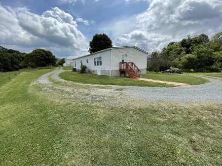 ① Pets OK ② 55" HDTV ③ 5min to Blue Rid ③ Fire Pit