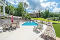 Luxe 8BR Lakefront Home, Private Pool, Hot Tub, Gameroom, Putting Green, Firepit - Lyx