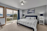 Two Themed Homes Under One Roof! Hotels near Silverwood Theme Park