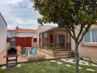 Furnished 2 bedrooms, 4-5 pers. garage, comfortable, close to shops and beach