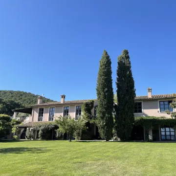 A home with effortless comfort & genuine Italian living. Near Rome, pool & lake