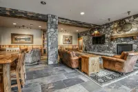 Best deck view of River Run ski slope 1 min walk to gondola/village 2 bed 2 bath