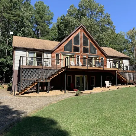 Enjoy lake life FREE kayak and canoes. Relax at this family friendly lake house.