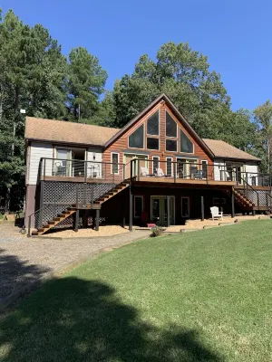 Enjoy lake life FREE kayak and canoes. Relax at this family friendly lake house.