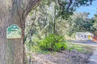 Chic Johns Island Cottage w/ King Bed+Smart TVs!
