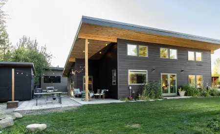 Winthrop Basecamp-new trailside vacation home 15 min walk to downtown! Отели рядом с достопримечательностью «Methow River»