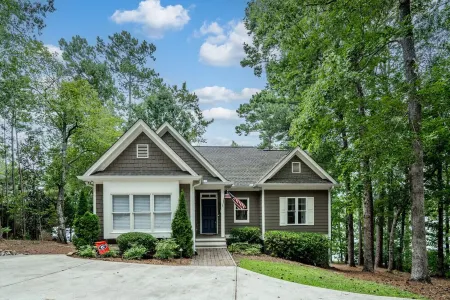 Lakefront Stunner on Lake Sinclair!