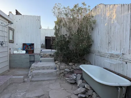 Desert Oasis-Hot Tub-Romantic Getaway-Writer's/Artist's studio-7 min from JTNP Отели в г. Туэнтинайн-Палмс