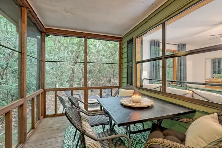 “Serenity Wow Cabin on the Creek Close to Town