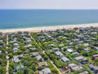 Charming Fair Harbor 3br steps to ocean, sunset view, WiFi, A/C, outdoor shower. Hotels in Fire Island