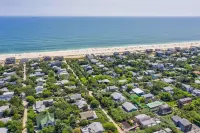 Charming Fair Harbor 3br steps to ocean, sunset view, WiFi, A/C, outdoor shower.