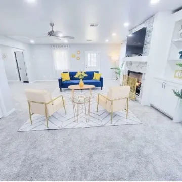 Hot Tub- Rose District-Walk to Shopping & Dining