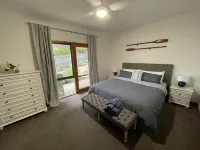 Stylish Coastal Hamptons home, 5 mins from Metung Village