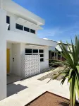 Green Door Kiama - Eco Luxury, EVC, Ocean Views, Pet Friendly. Hotels near BIG4 Easts Beach Holiday Park