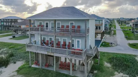 Front Row Sea't~4BR~Luxury~Beachfront~Views~Hammocks~King Beds Отели рядом с достопримечательностью «Port Bolivar»