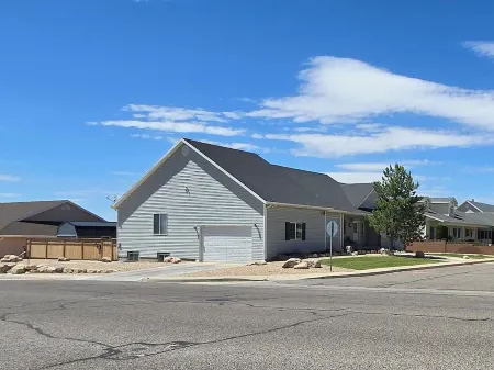 Cedar City, Basement Apartment. Five minutes from the I-15. Pet, family friendly