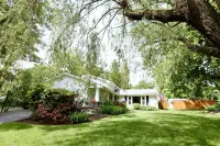 Rare find! Chic cottage, salt water heated pool May 15-Oct15.
