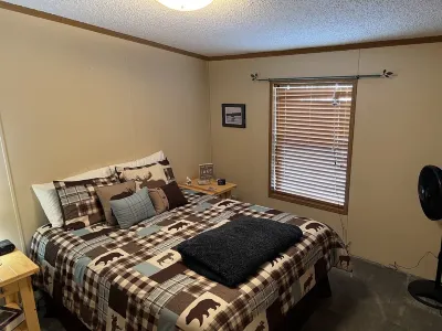 Beautiful & Cozy Waterfront Hill Lake cabin