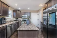 It's a Gem ! Comfy Hideaway for R & R ~ King Bed !