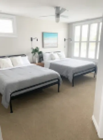 Marina View/Rooftop deck! Walk to Silver Beach/downtown! 2 Restaurants nextdoor