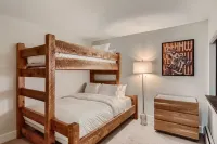 Luxury Condo within walking distance to all the restaurants, shopping and bars.