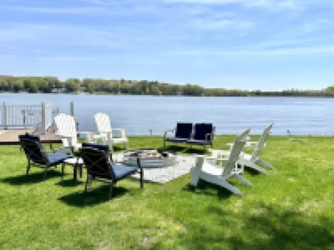 PONTOON BOAT NOW INCLUDED! 7 BEDS, HOT TUB Updated Lakefront Cottage - Book Now