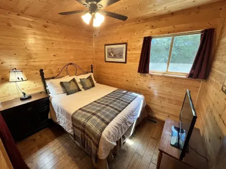 Lakeside Lodge for family fun with game room and covered deck! Fish & Swim!!!