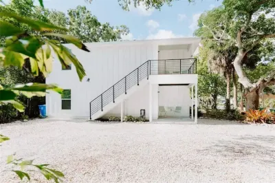 Modern Top Floor Rental Unit near Anna Maria Island Hotel in zona Dancing Crane Gallery