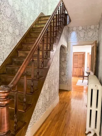 Historic Victorian Charm 5 bedroom 2 Bath. EV Charging