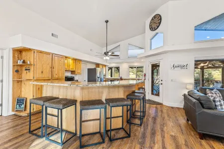 Sunset Ranch 🌅 Views Views Views with Private Pickelball Court Отели в г. Коконино