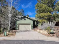 Cozy Family retreat with large fenced backyard, Pet-Friendly, and Central Air!!! Hotels near Flagstaff Pulliam Airport